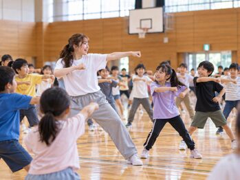 講師の振り付けをまねして踊る子どもたち