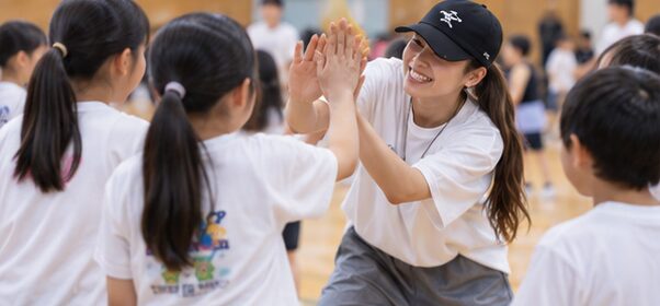 講師とハイタッチする子どもたち