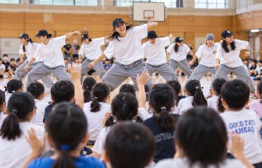 体育館でCHIBI&nbsp;UNITYのパフォーマンスを見る子どもたち