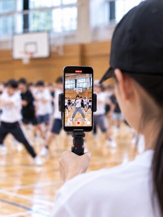 スマートフォンでダンスを撮影している様子